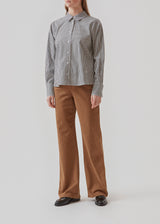 Klassisk bomuldsskjorte med lange ærmer i hvid med sorte striber. AugustusMD shirt har en flæsedetalje på ryggen, samt en smule afkortet længde. Broderet logo foran.