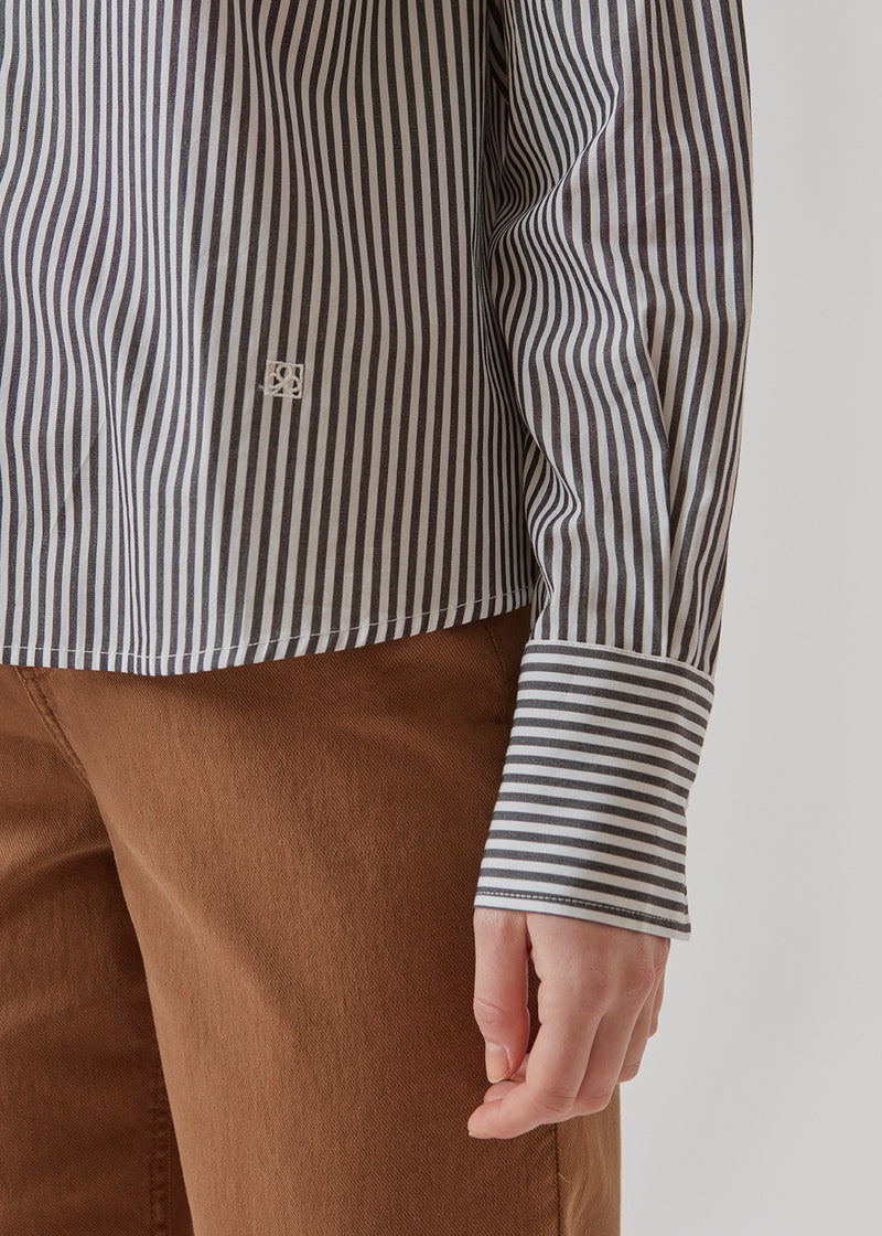 Klassisk bomuldsskjorte med lange ærmer i hvid med sorte striber. AugustusMD shirt har en flæsedetalje på ryggen, samt en smule afkortet længde. Broderet logo foran.