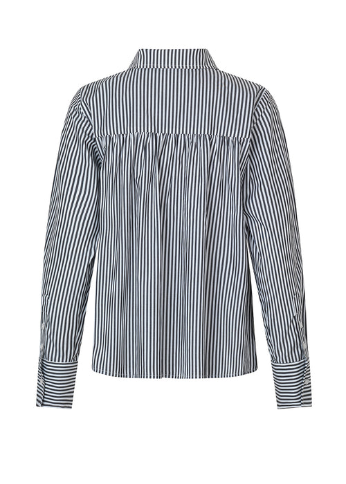 Klassisk bomuldsskjorte med lange ærmer i hvid med sorte striber. AugustusMD shirt har en flæsedetalje på ryggen, samt en smule afkortet længde. Broderet logo foran.