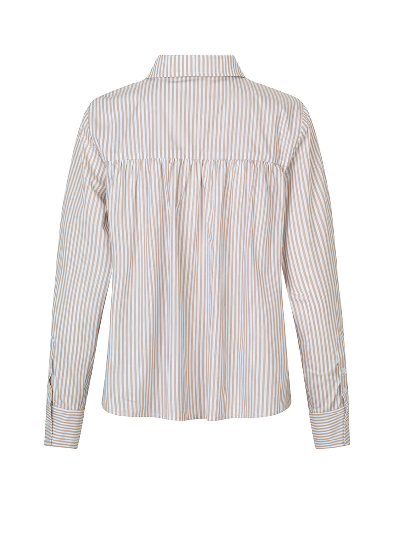 Klassisk bomuldsskjorte med lange ærmer. AugustusMD shirt har en flæsedetalje på ryggen, samt en smule afkortet længde. Broderet logo foran.