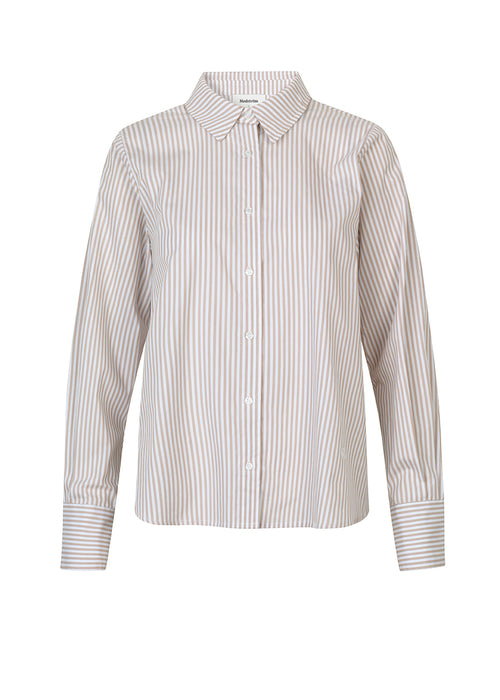 Klassisk bomuldsskjorte med lange ærmer. AugustusMD shirt har en flæsedetalje på ryggen, samt en smule afkortet længde. Broderet logo foran.