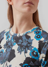 Tætsiddende kjole med lange ærmer og rund hals. AustinMD print dress har en dekorativ vertikal syning foran og bagpå.