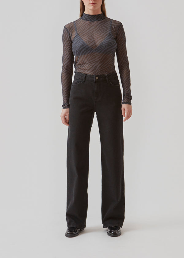 Kropsnær top i transparent mesh med print og lav krave og lange ærmer. Brug AylaMD print top under en skjorte eller strik for ekstra detaljer.