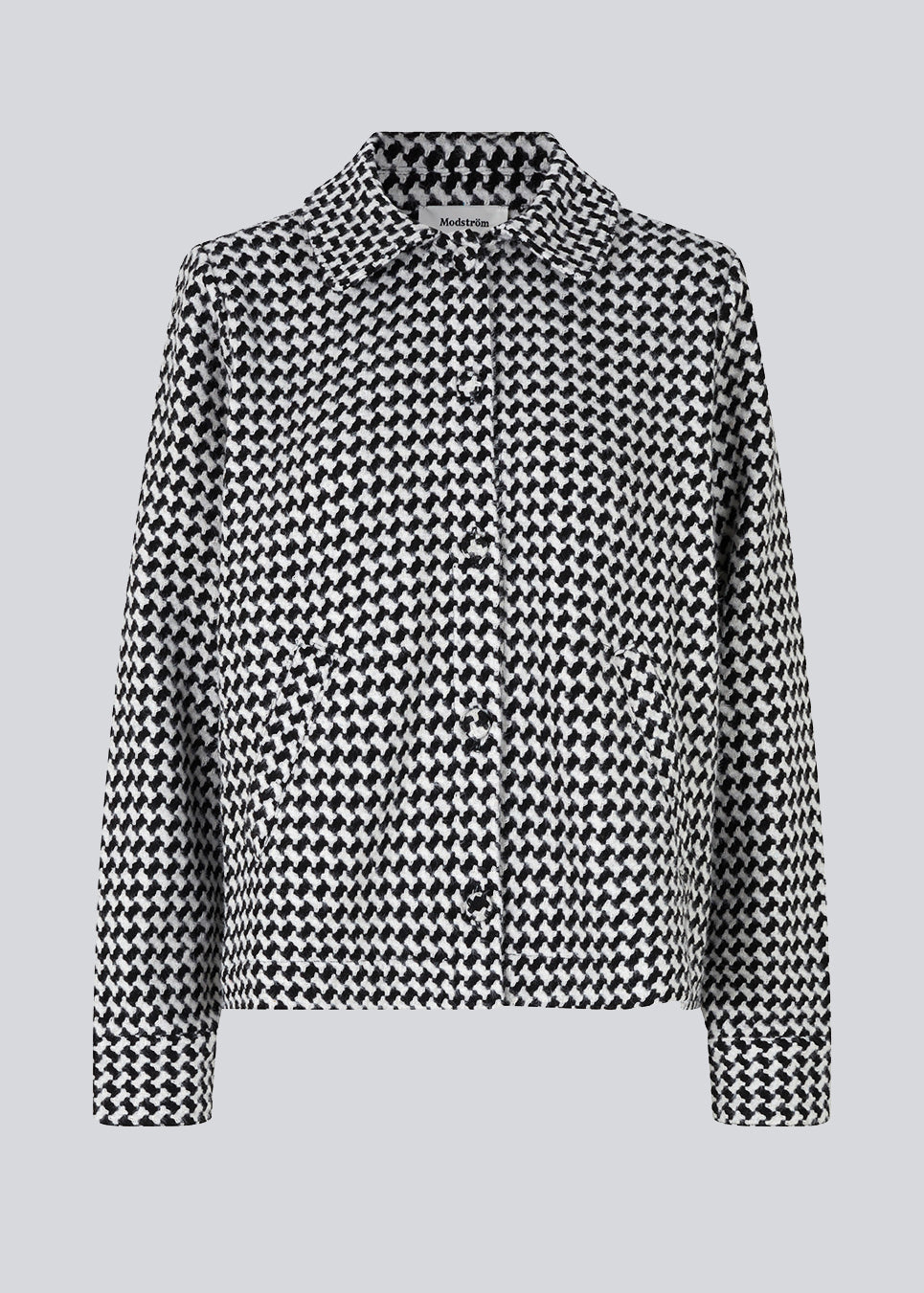 Langærmet jakke i strukturvævet kvalitet. BadiaMD jacket har en afslappet pasform med krave, knaplukning foran og skå paspolerede forlommer. Med for og del af sæt. Shop matchende nederdel her: BadiaMD skirt.