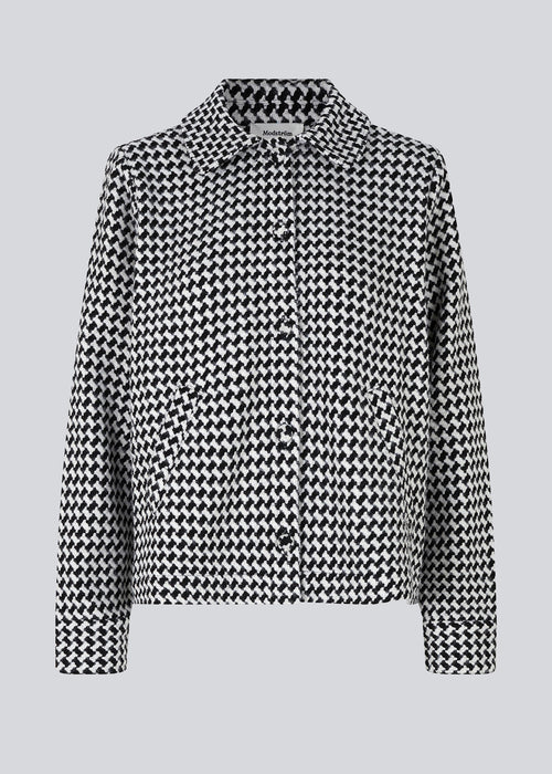 Langærmet jakke i strukturvævet kvalitet. BadiaMD jacket har en afslappet pasform med krave, knaplukning foran og skå paspolerede forlommer. Med for og del af sæt. Shop matchende nederdel her: BadiaMD skirt.