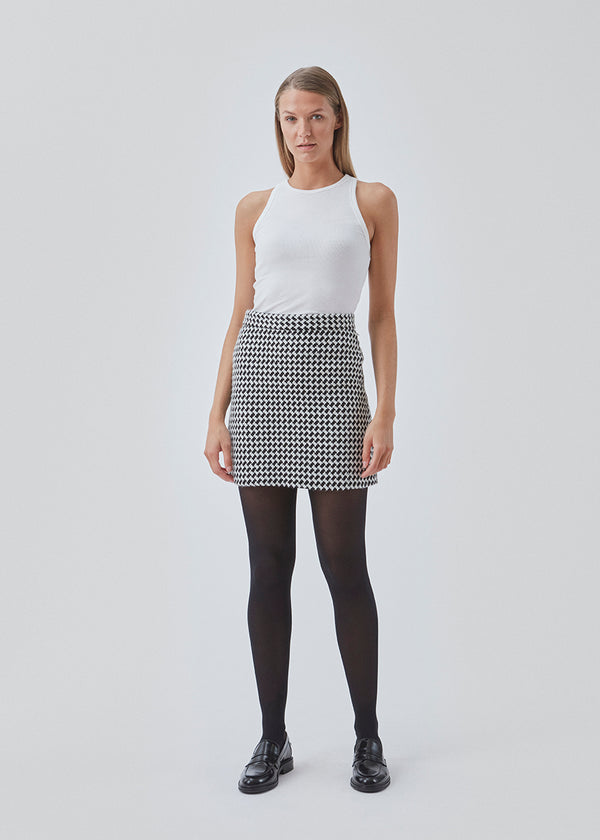 Kort, A-formet nederdel med mellemhøj talje med skjult lynlås bagpå. BadiaMD skirt har en strukturvævet kvalitet og er med for. Del af sæt. Shop matchende blazer her: BadiaMD blazer.