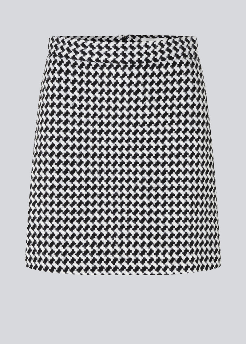 Kort, A-formet nederdel med mellemhøj talje med skjult lynlås bagpå. BadiaMD skirt har en strukturvævet kvalitet og er med for. Del af sæt. Shop matchende blazer her: BadiaMD jacket.