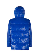 BanaMD jacket i blå er en dunjakke med glans. Jakken har to store vatterede forlommer, aftagelig og justerbar hætte samt lange ærmer. Jakken er foret med dun.