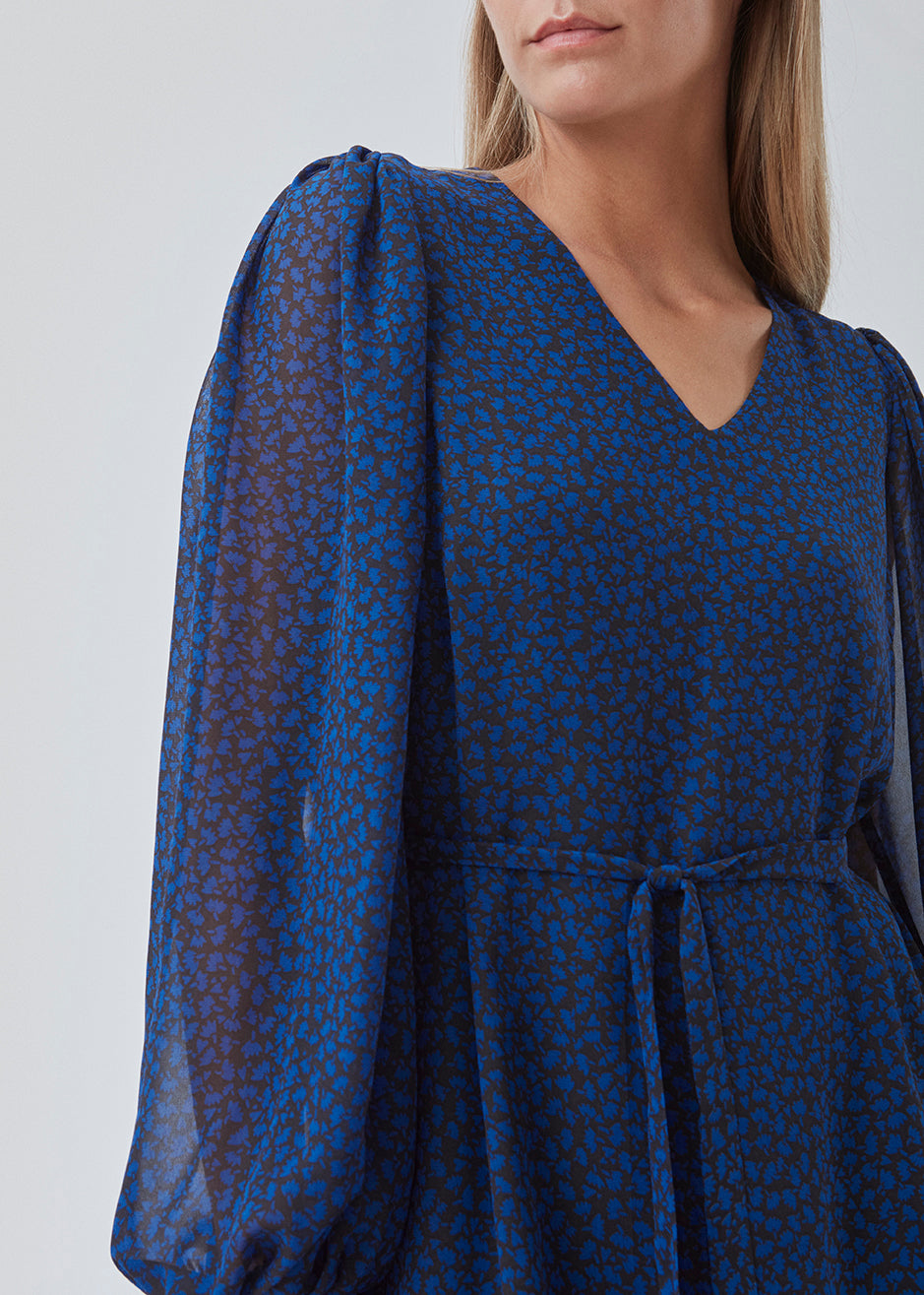 Kort kjole i blomsterprintet: little heartleaf, af en mere ansvarlig kvalitet. BaoMD print dress har v-udskæring ved halsen, lange ballonærmer samt bindebånd i taljen. Med for.