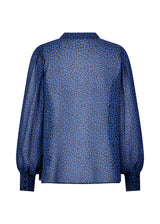 BaoMD print shirt i blå har lange ballonærmer med manchet, krave og knaplukning fortil. Skjorten er en smule gennemsigtig.