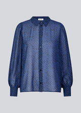 BaoMD print shirt i blå har lange ballonærmer med manchet, krave og knaplukning fortil. Skjorten er en smule gennemsigtig.