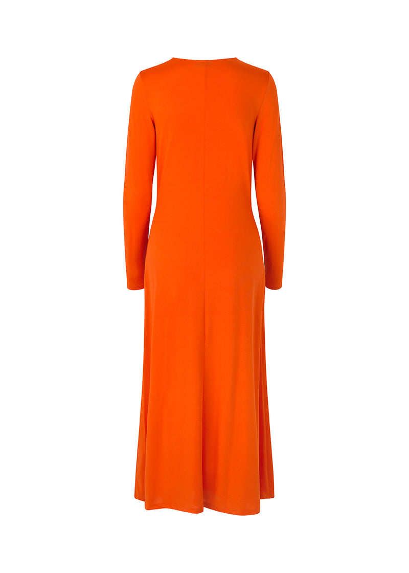 Tætsiddende kjole i orange i strækbar kvalitet med A-facon. BartoMD dress har lange ærmer og v-udskæring i halsen med rynkedetalje ved taljen.