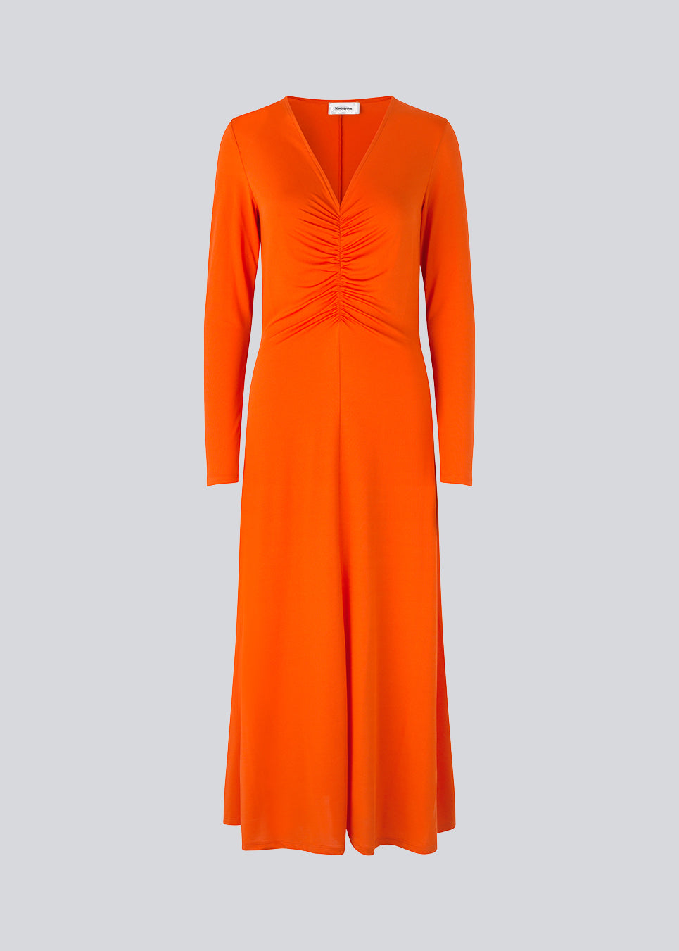 Tætsiddende kjole i orange i strækbar kvalitet med A-facon. BartoMD dress har lange ærmer og v-udskæring i halsen med rynkedetalje ved taljen.