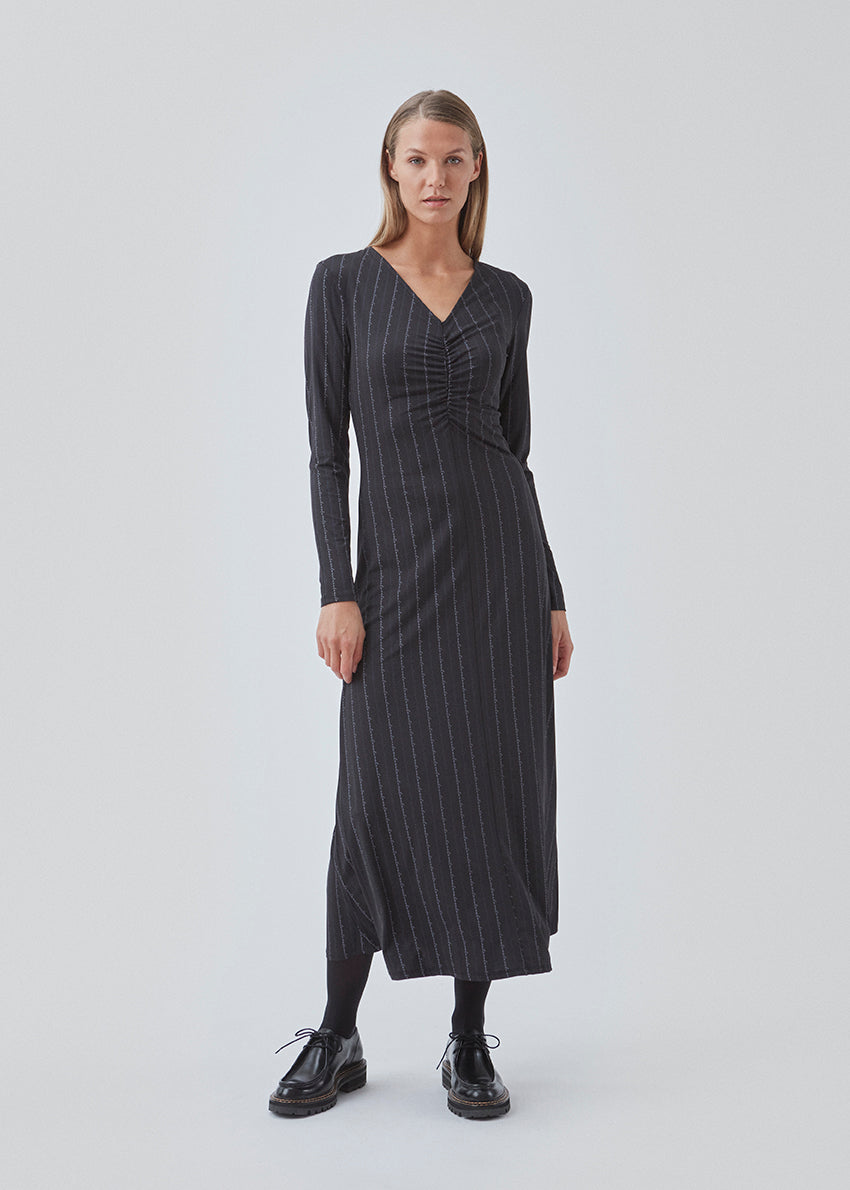 Tætsiddende kjole i farven: Love Love Blue i strækbar kvalitet med print og A-facon. BartoMD dress har lange ærmer og v-udskæring i halsen med rynkedetalje ved taljen.'