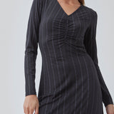 Tætsiddende kjole i farven: Love Love Blue i strækbar kvalitet med print og A-facon. BartoMD dress har lange ærmer og v-udskæring i halsen med rynkedetalje ved taljen.