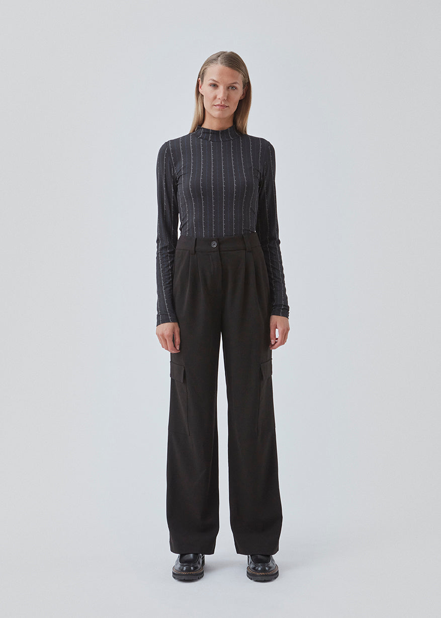 Langærmet top med tætsiddende look. BartoMD print top har en lav krave og lange ærmer. Toppen har et diskret all-over print.
