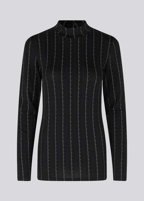 Langærmet top med tætsiddende look. BartoMD print top har en lav krave og lange ærmer. Toppen har et diskret all-over print.
