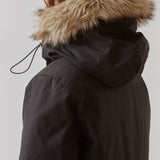 Teknisk jakke med for af dun. BaseMD jacket har justerbar hætte med kunstpels, store, påsyede forlommer og paspoleret brystlomme, samt lange ærmer med ribkant inderst.