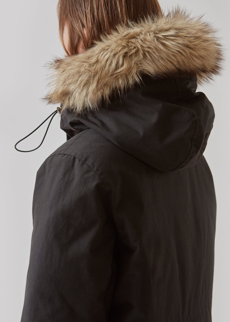 Teknisk jakke med for af dun. BaseMD jacket har justerbar hætte med kunstpels, store, påsyede forlommer og paspoleret brystlomme, samt lange ærmer med ribkant inderst.