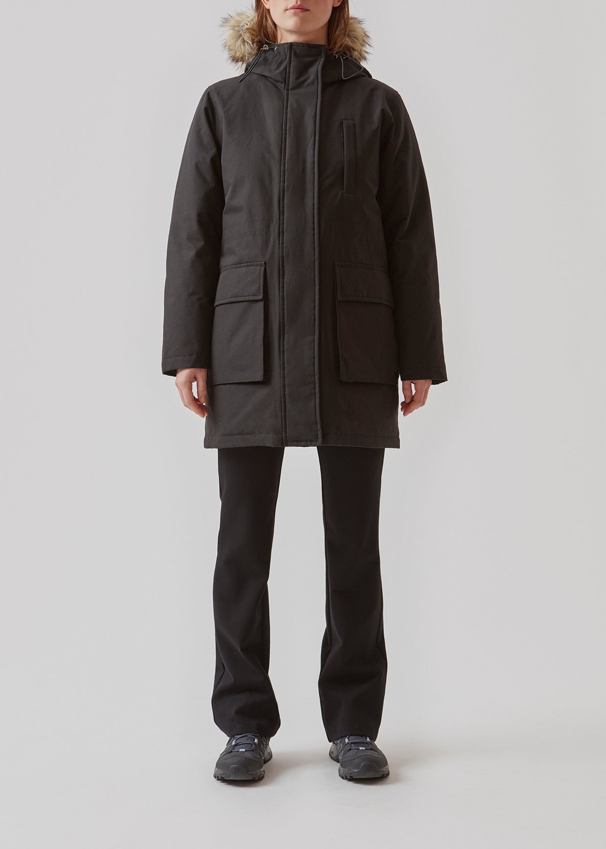 Teknisk jakke med for af dun. BaseMD jacket har justerbar hætte med kunstpels, store, påsyede forlommer og paspoleret brystlomme, samt lange ærmer med ribkant inderst.