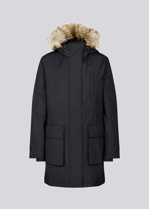 Teknisk jakke med for af dun. BaseMD jacket har justerbar hætte med kunstpels, store, påsyede forlommer og paspoleret brystlomme, samt lange ærmer med ribkant inderst.