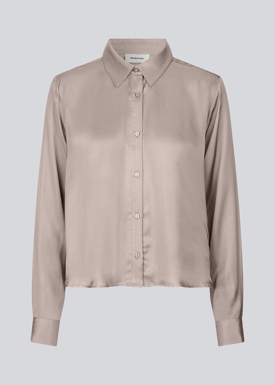 Skjorte i satin i beige med blødt draperet fald i en mere ansvarlig kvalitet. BeateMD shirt bagpå. Pasformen er afslappet.
