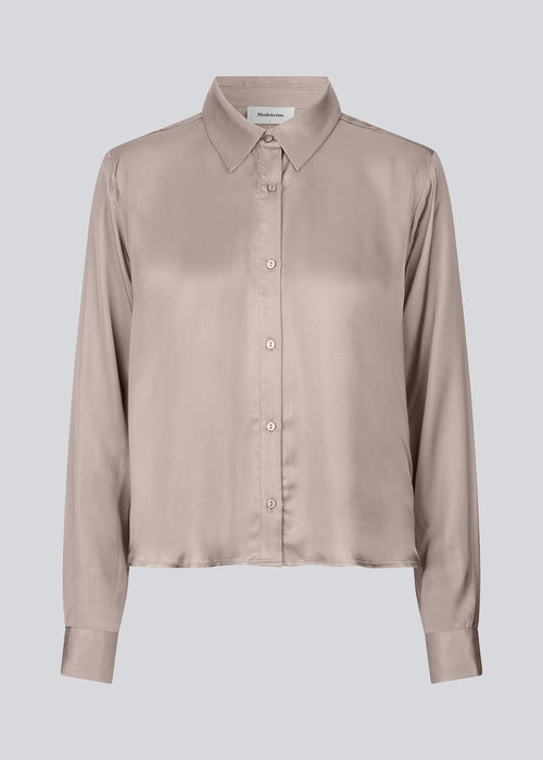 Skjorte i satin i beige med blødt draperet fald i en mere ansvarlig kvalitet. BeateMD shirt bagpå. Pasformen er afslappet.