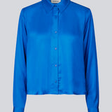 Skjorte i satin i beige med blødt draperet fald i en mere ansvarlig kvalitet. BeateMD shirt bagpå. Pasformen er afslappet.