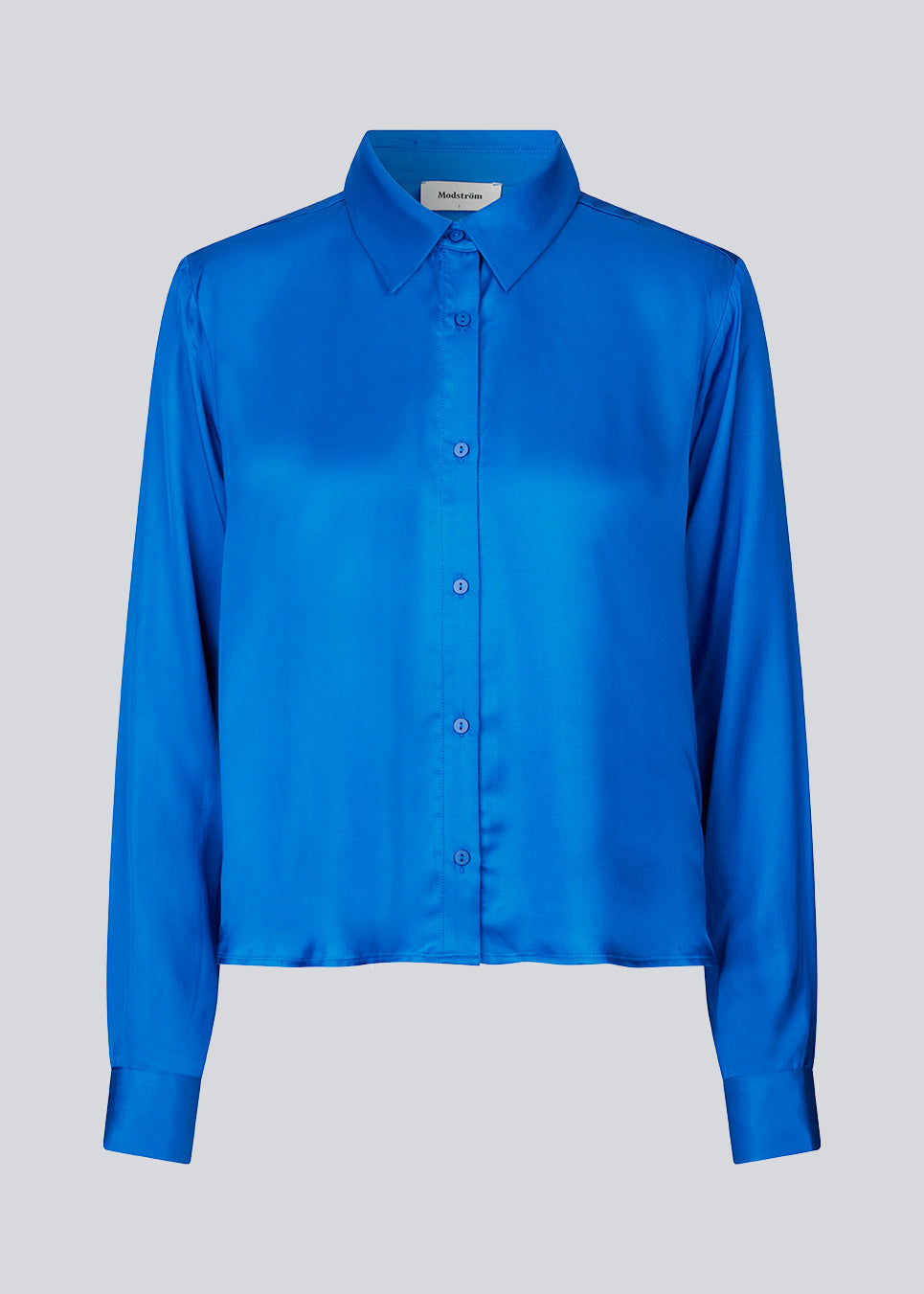 Skjorte i satin i beige med blødt draperet fald i en mere ansvarlig kvalitet. BeateMD shirt bagpå. Pasformen er afslappet.