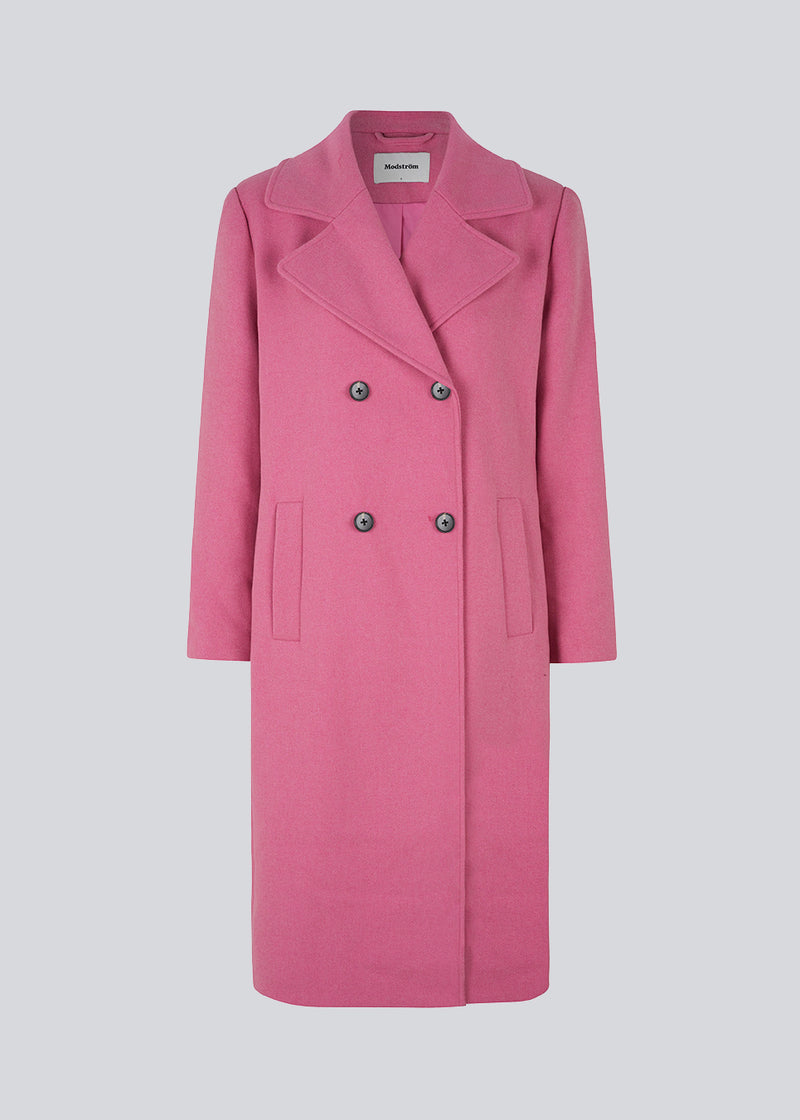 Mellemlang frakke i pink i vævet uldblanding. BecaMD coat har en bred krave og brede revers med og slids bagpå.