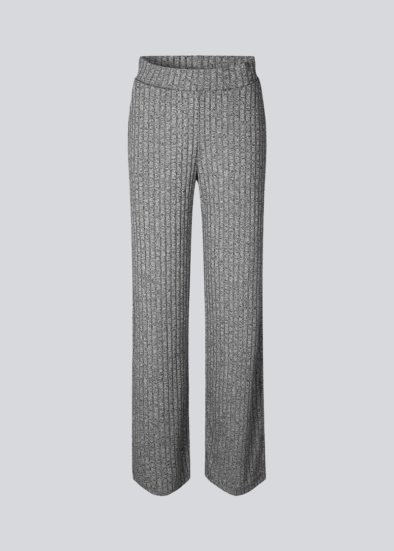 Melerede bukser i grå med afslappet pasform. BeckMD pants er lavet af en strækbar, ribstrikket kvalitet med brede ben og beklædt elastik i taljen. Matchende top findes her: BeckMD top. 