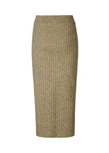 Kropsnær midi-nederdel i ribstrikket, meleret kvalitet af mere ansvarlige materialer. BeckMD skirt har en høj talje med beklædt elastik og slids foran. Matchence top findes her: BeckMD top.