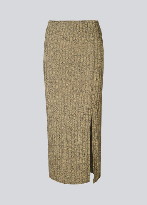Kropsnær midi-nederdel i ribstrikket, meleret kvalitet af mere ansvarlige materialer. BeckMD skirt har en høj talje med beklædt elastik og slids foran. Matchence top findes her: BeckMD top.