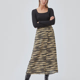 A-formet midi-nederdel i zebraprintet genanvendt kvalitet. BeckyMD skirt har en almindelig talje med beklædt elastik bagpå for komfort. Høj slids foran og med for.  Shop matchende top: BeckyMD print top.