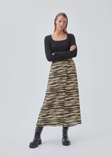 A-formet midi-nederdel i zebraprintet genanvendt kvalitet. BeckyMD skirt har en almindelig talje med beklædt elastik bagpå for komfort. Høj slids foran og med for.  Shop matchende top: BeckyMD print top.