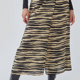 A-formet midi-nederdel i zebraprintet genanvendt kvalitet. BeckyMD skirt har en almindelig talje med beklædt elastik bagpå for komfort. Høj slids foran og med for.  Shop matchende top: BeckyMD print top.