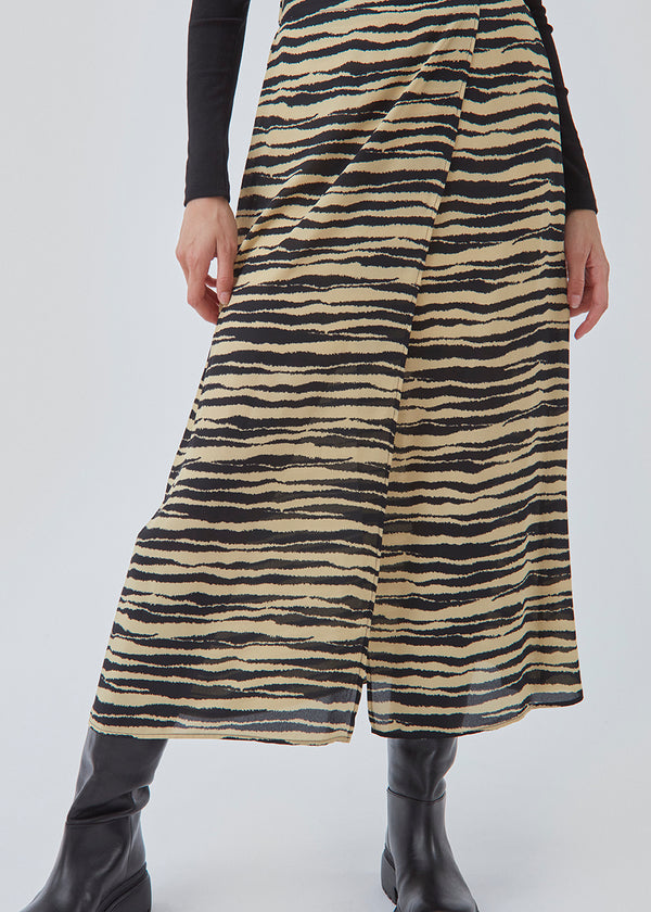 A-formet midi-nederdel i zebraprintet genanvendt kvalitet. BeckyMD skirt har en almindelig talje med beklædt elastik bagpå for komfort. Høj slids foran og med for.  Shop matchende top: BeckyMD print top.