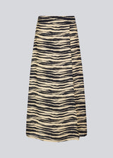 A-formet midi-nederdel i zebraprintet genanvendt kvalitet. BeckyMD skirt har en almindelig talje med beklædt elastik bagpå for komfort. Høj slids foran og med for.