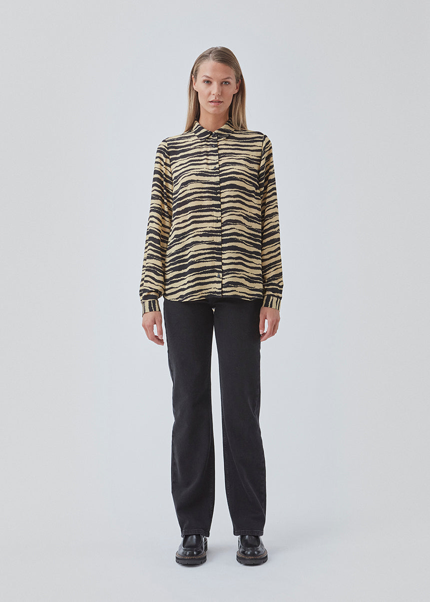 Skjorte i kvalitet af genanvendte materialer. BeckyMD print shirt har en afslappet pasform med brede ærmer med manchet, skjortekrave og knapper fortil.
