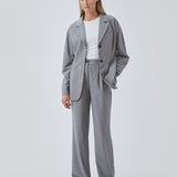 Figursyet blazer i sort med voluminøse ærmer og bløde lommer, samt krave og revers. Uden slids bagpå.  Match blazeren med bukserne: BennyMD pants.
