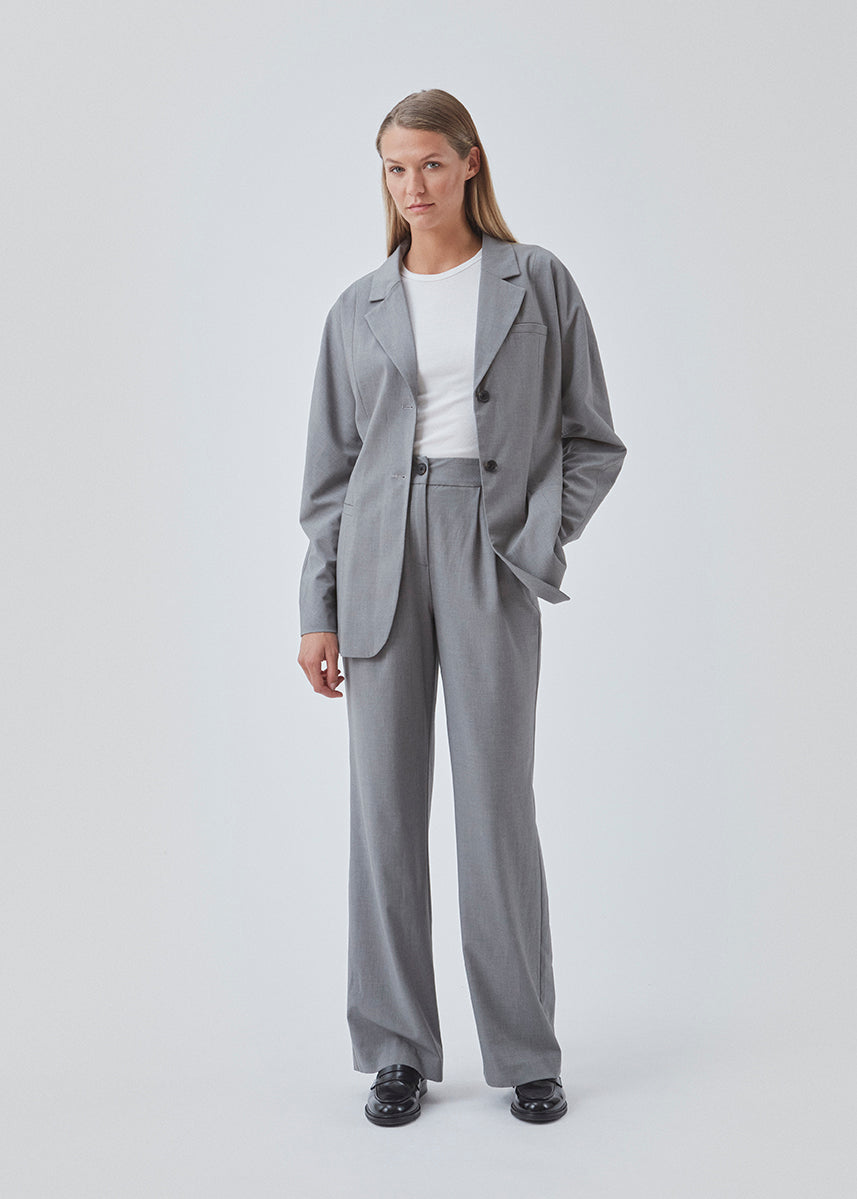 Figursyet blazer i sort med voluminøse ærmer og bløde lommer, samt krave og revers. Uden slids bagpå.  Match blazeren med bukserne: BennyMD pants.