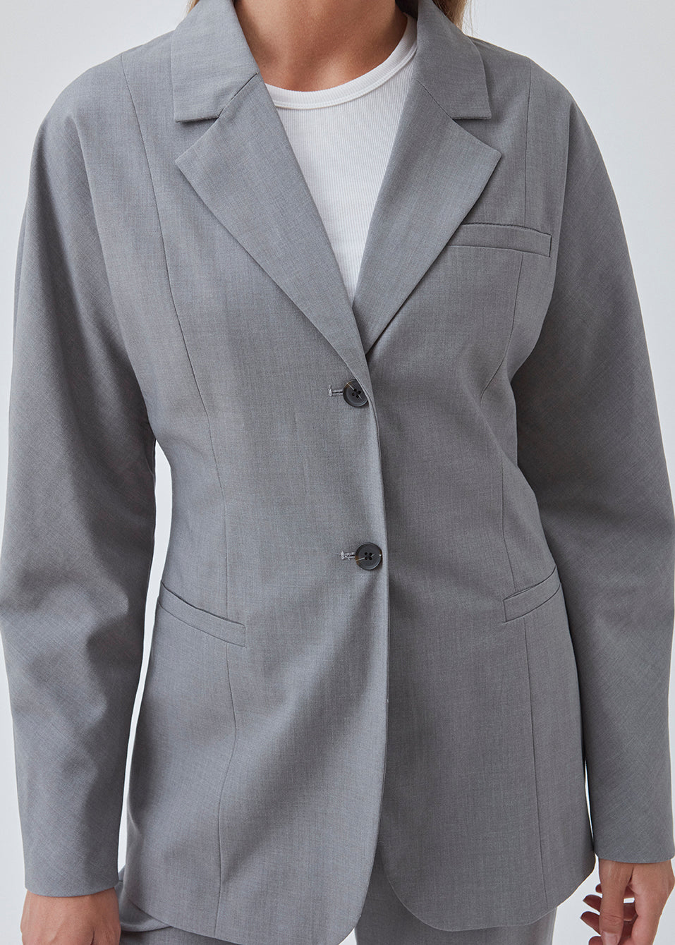 Figursyet blazer i sort med voluminøse ærmer og bløde lommer, samt krave og revers. Uden slids bagpå.  Match blazeren med bukserne: BennyMD pants.