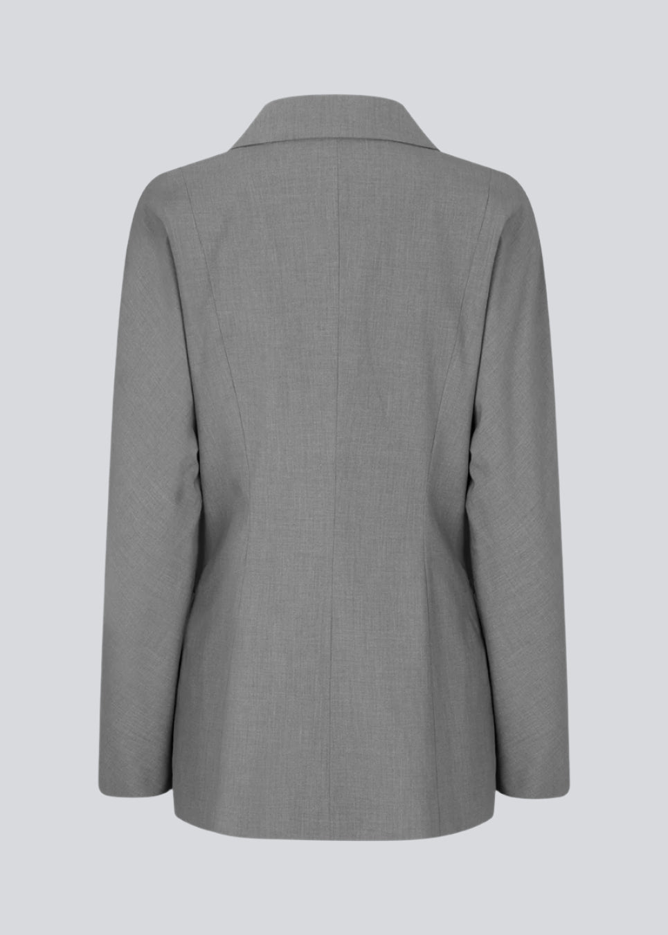 Figursyet blazer i sort med voluminøse ærmer og bløde lommer, samt krave og revers. Uden slids bagpå.  Match blazeren med bukserne: BennyMD pants.
