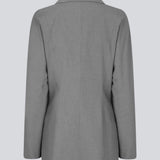 Figursyet blazer i sort med voluminøse ærmer og bløde lommer, samt krave og revers. Uden slids bagpå.  Match blazeren med bukserne: BennyMD pants.