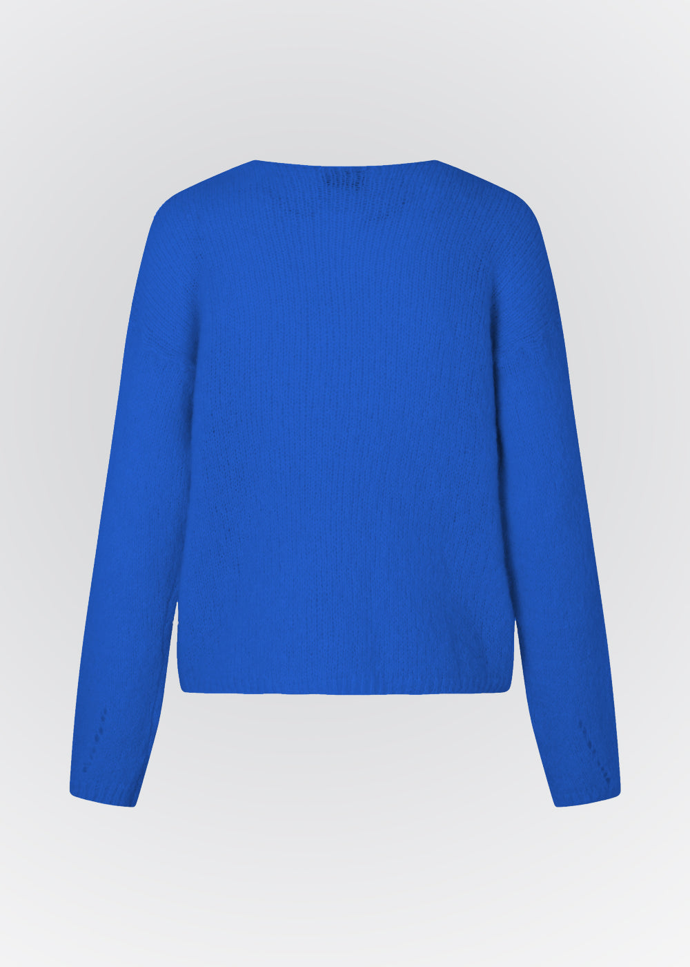 Afslappet striktrøje i blød mohairkvalitet. BertyMD v-neck har en v-halsudskæring og lange ærmer med lav skuldersøm. Trøjen er en smule gennemsigtig.