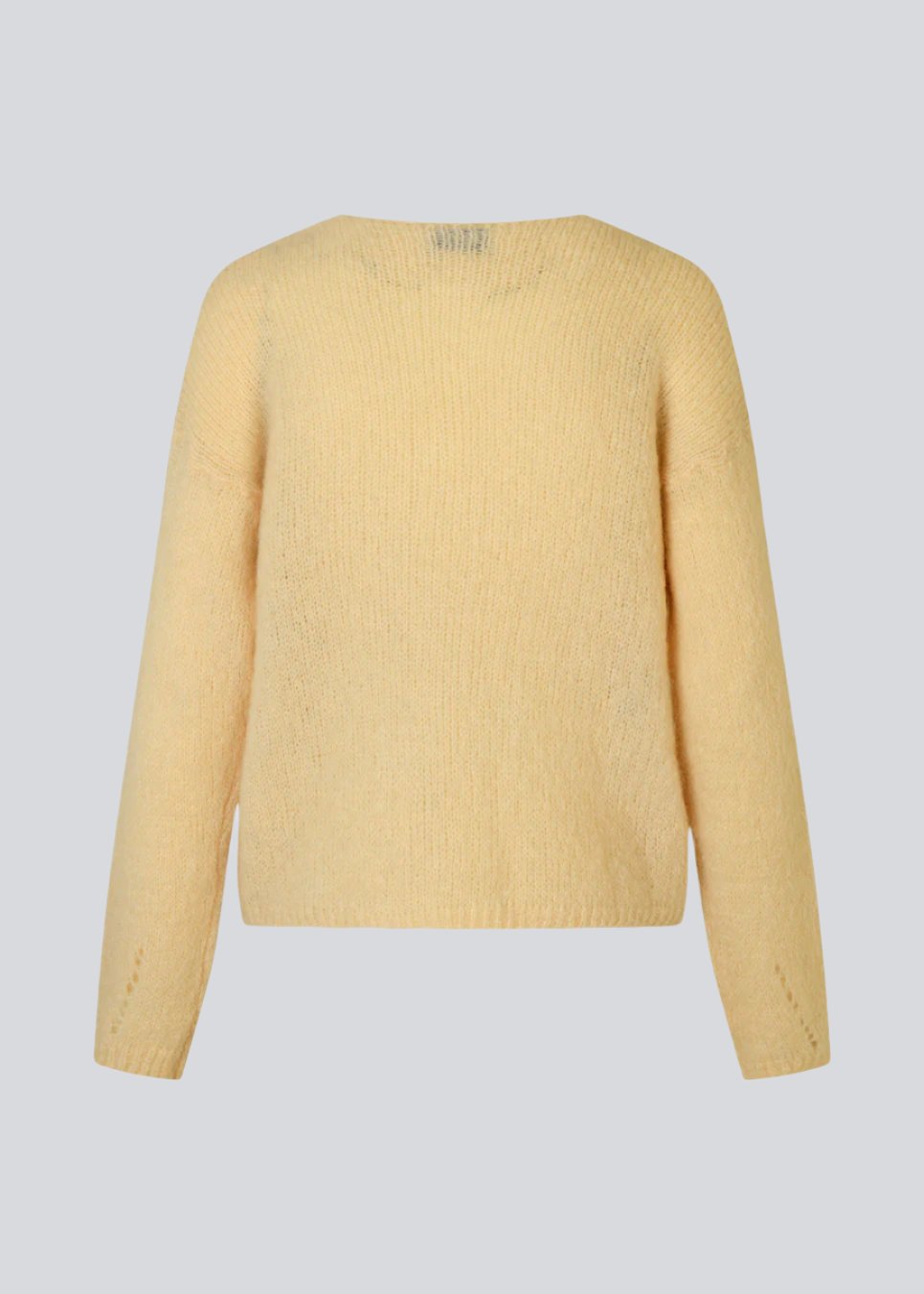 Afslappet striktrøje i blød mohairkvalitet. BertyMD v-neck har en v-halsudskæring og lange ærmer med lav skuldersøm. Trøjen er en smule gennemsigtig.