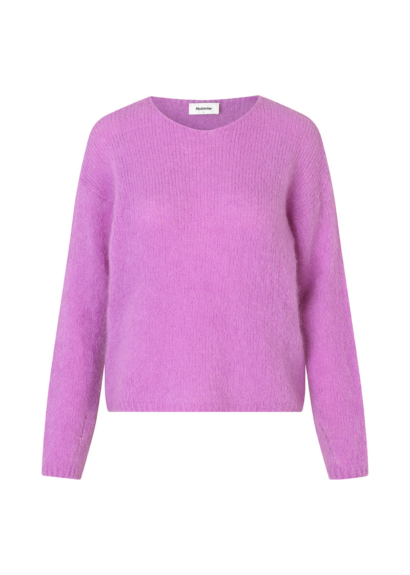 Afslappet striktrøje i blød mohairkvalitet. BertyMD v-neck har en v-halsudskæring og lange ærmer med lav skuldersøm. Trøjen er en smule gennemsigtig.