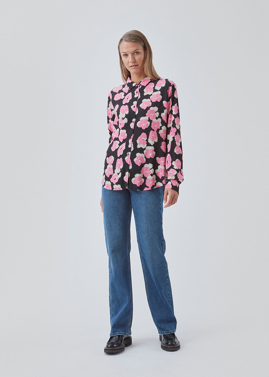 Skjorte i en mere ansvarlig vævet kvalitet med krave, knaplukning fortil og lange ærmer med bred manchet. BibbieMD print shirt har en afslappet pasform og falder blødt.