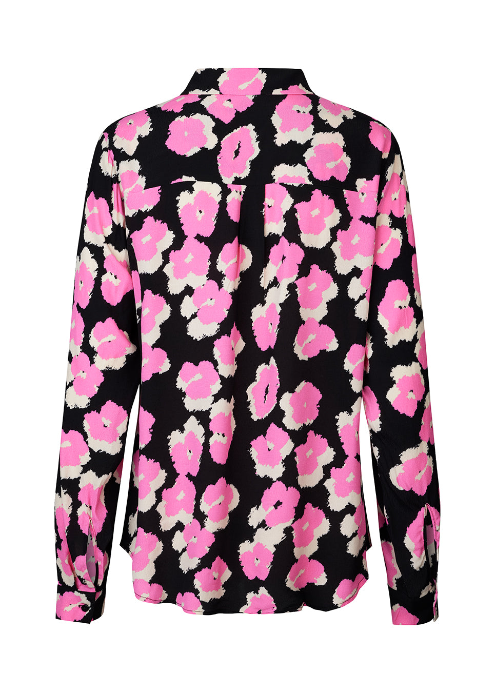 Skjorte i en mere ansvarlig vævet kvalitet med krave, knaplukning fortil og lange ærmer med bred manchet. BibbieMD print shirt har en afslappet pasform og falder blødt.
