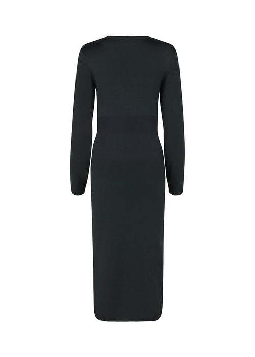 Midi-kjole i mørkeblå i strikket kvalitet med tætsiddende pasform. BilgeMD dress har en rund hals, lange ærmer, ribstrikket detalje ved taljen samt slids i den ene side.
